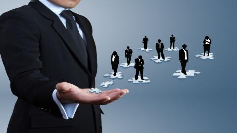 Managing Up and Across: Kỹ năng Làm việc với Cấp trên và Đồng nghiệp