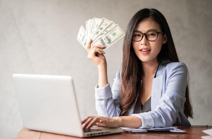 Khoản thưởng doanh nghiệp phát cho nhân viên vào cuối năm gọi là tiền thưởng hàng năm