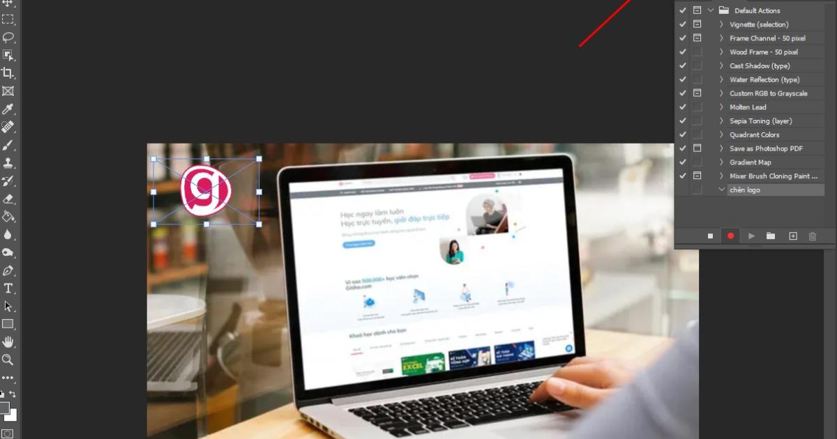 Hoàn thành thao tác thu nhỏ và di chuyển logo