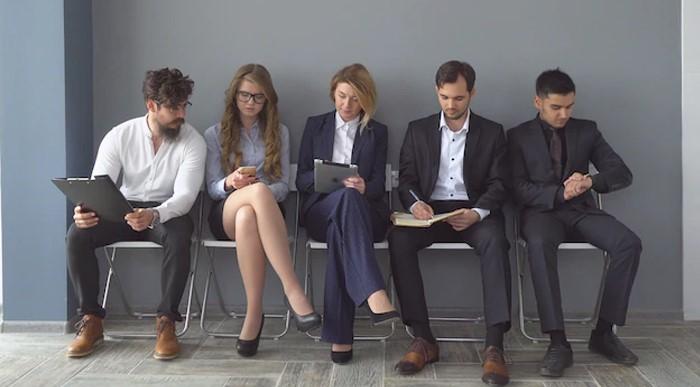 Lựa chọn quần áo lịch sự là điều cần thiết trước khi tham gia phỏng vấn