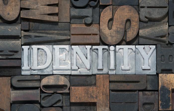 Identity là tất cả yếu tố giúp khách hàng nhận diện và ghi nhớ thương hiệu