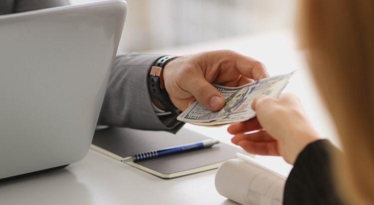 Lương thưởng là yếu tố đầu tiên nên cân nhắc khi lựa chọn job offer