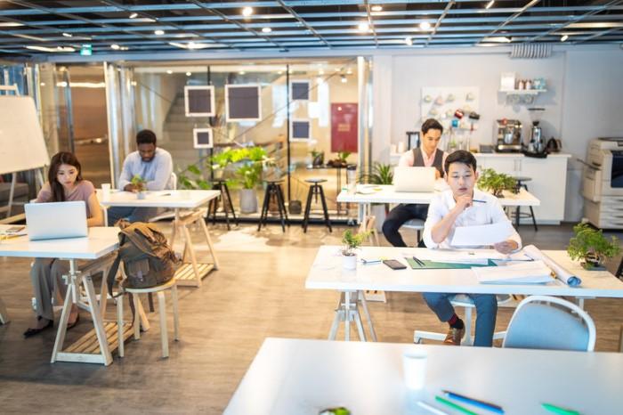 Môi trường làm việc thuận lợi là môi trường đầy đủ các yếu tố ánh sáng và nhiệt độ