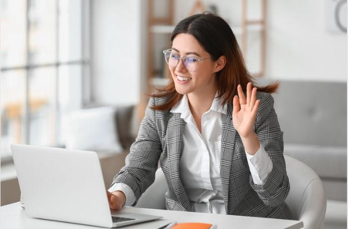 Trang phục sáng màu giúp ứng viên nổi bật khi phỏng vấn online