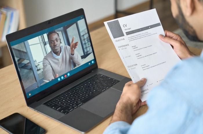 Tham gia phỏng vấn online đúng giờ là cách thể hiện sự tôn trọng đối với vị trí ứng tuyển