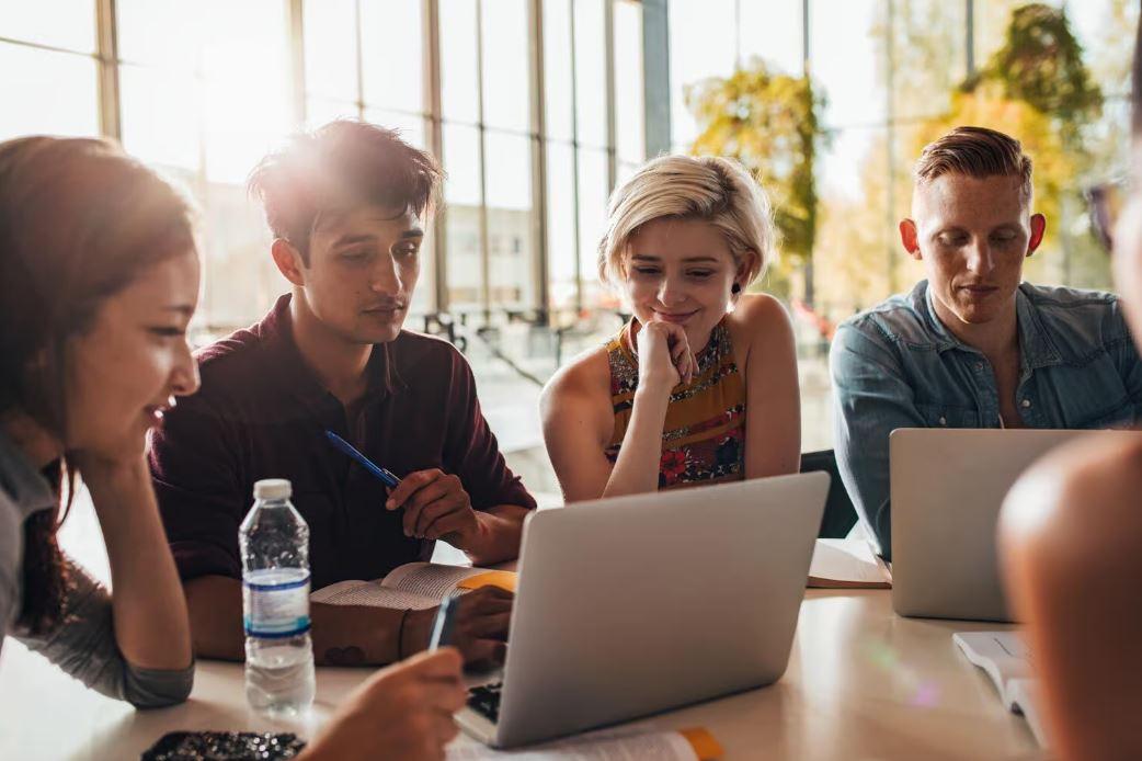 Social Learning: Lợi ích, ví dụ và ứng dụng thực tiễn