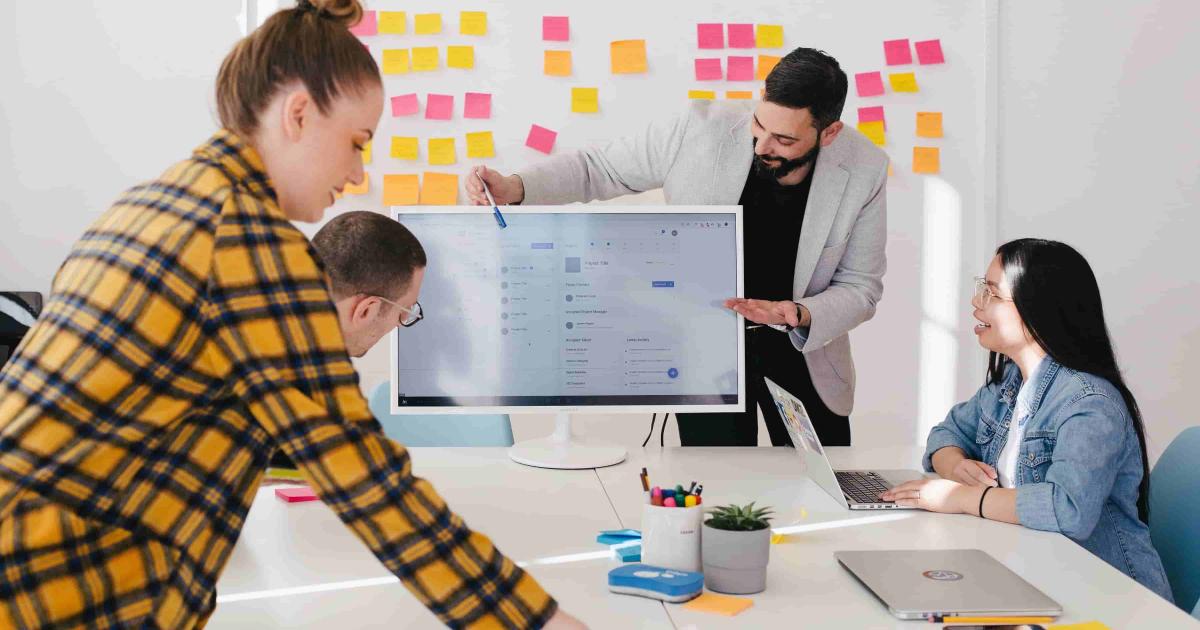 Social Learning: Lợi ích, ví dụ và ứng dụng thực tiễn