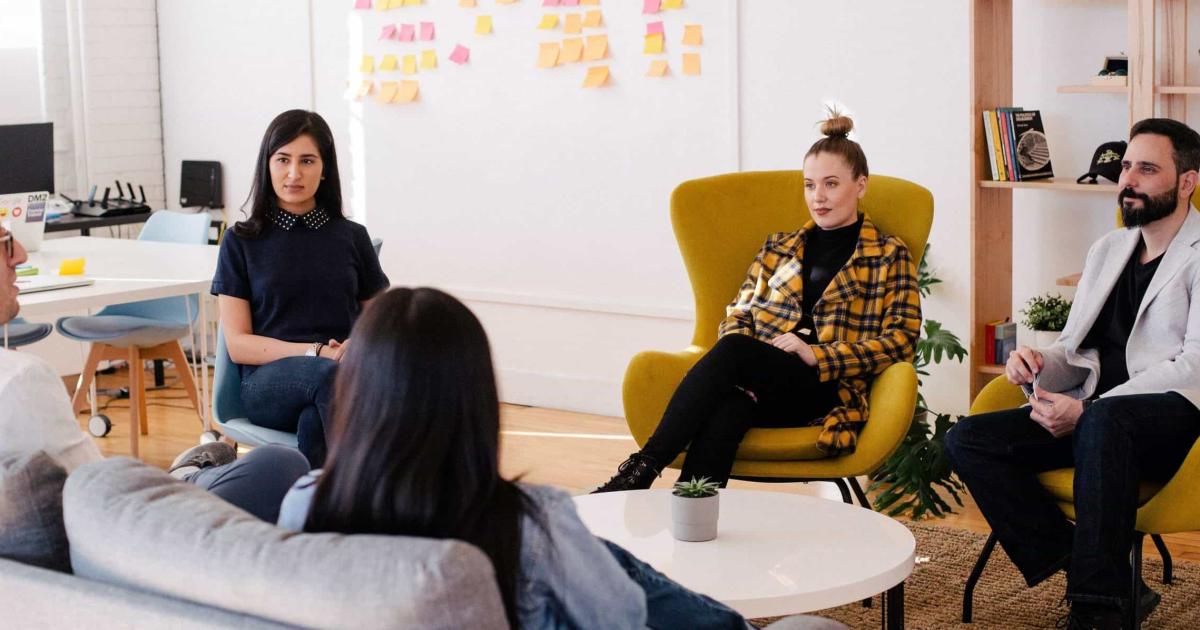 Social Learning: Lợi ích, ví dụ và ứng dụng thực tiễn