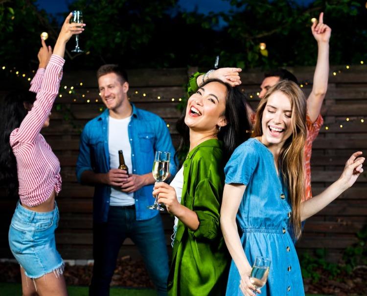 Ambivert là gì? 17 dấu hiệu cho thấy bạn vừa hướng nội, vừa hướng ngoại