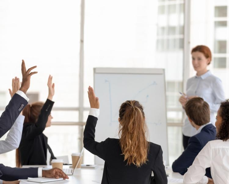 Đào tạo và phát triển cho nhân viên không chỉ giúp tăng hiệu suất mà còn giúp nhân viên gắn bó lâu hơn với công ty