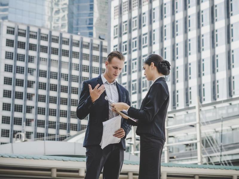 Khả năng giao tiếp và đám phán tốt là tố chất không thể thiếu của nhân viên tư vấn bất động sản