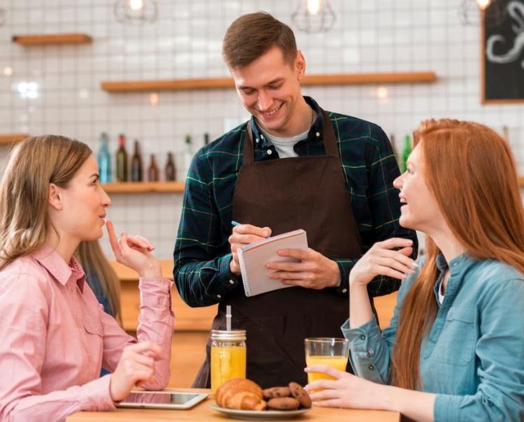 Kỹ năng giao tiếp là khóa học không thể thiếu để đào tạo nhân viên nhà hàng