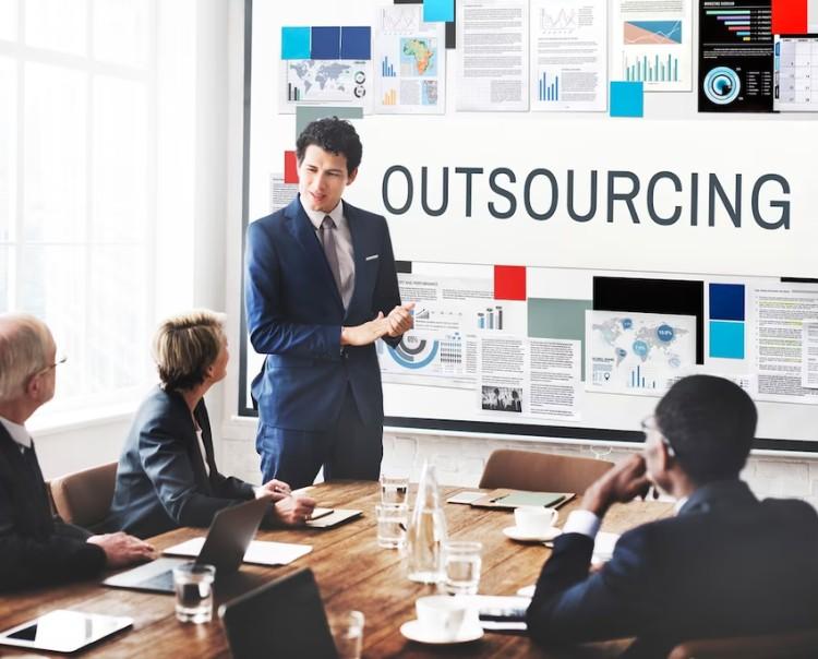 Đào tạo thuê ngoài là công ty thuê một nhà cung cấp dịch vụ đào bên ngoài để định hướng hoạt động đào tạo của công ty