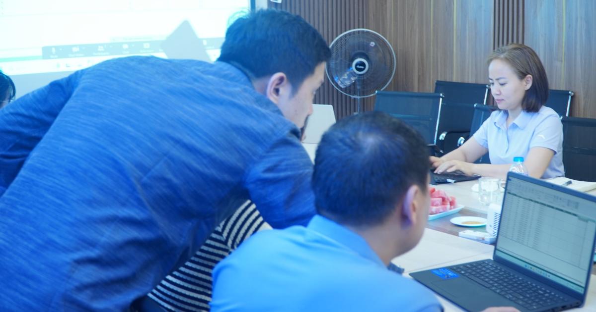 Giảng viên Dương Mạnh Quân tận tình hướng dẫn từng học viên