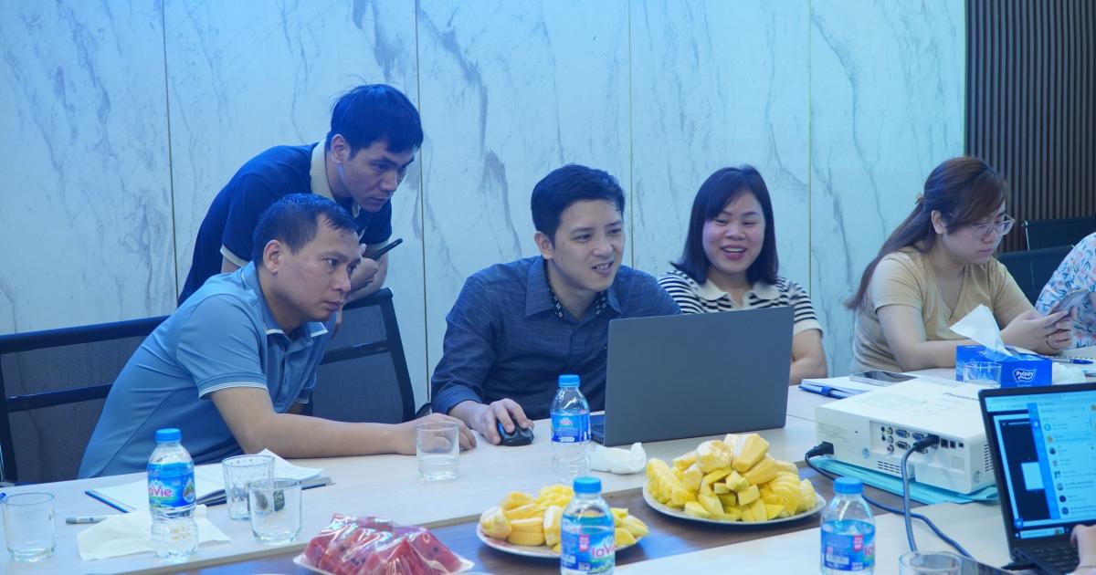 Trong các buổi đào tạo, giảng viên Dương Mạnh Quân sẽ dành thời gian để giải đáp thắc mắc cũng như hướng dẫn học viên ứng dụng kiến thức vào công việc của mình