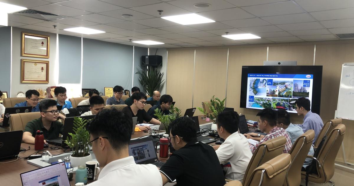 Học viên tập trung làm bài tập sau khi nắm được lý thuyết về cách sử dụng công cụ và tư duy làm báo cáo