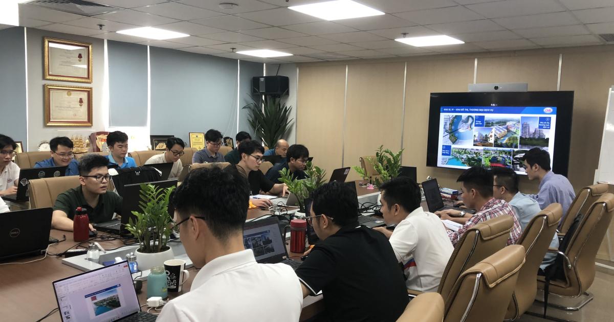 Học viên tập trung làm bài tập sau khi nắm được lý thuyết về cách sử dụng công cụ và tư duy làm báo cáo