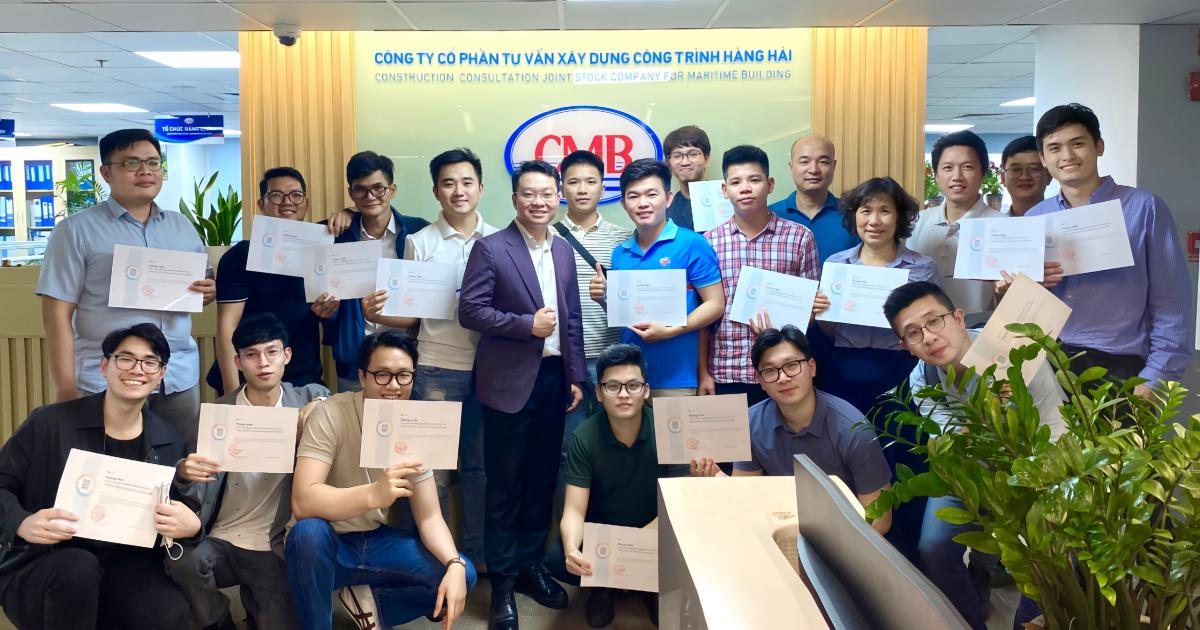 CBNV CMB hân hoan nhận giấy Chứng nhận hoàn thành khóa học sau 2 buổi đào tạo