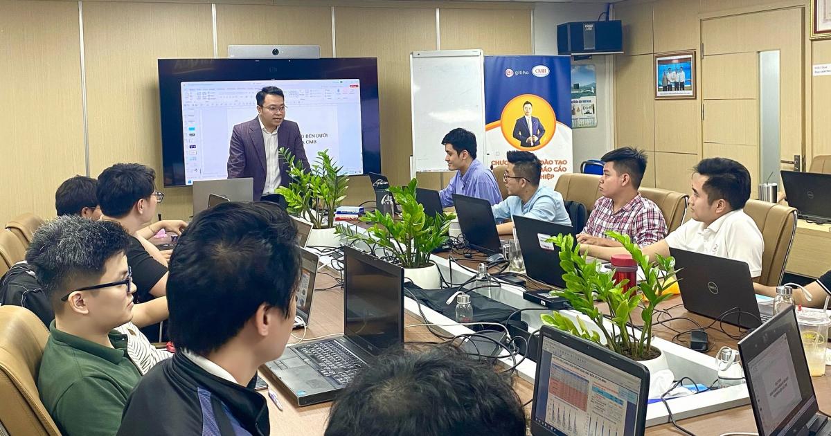 CBNV CMB chăm chú lắng nghe giảng viên Lương Minh Thanh