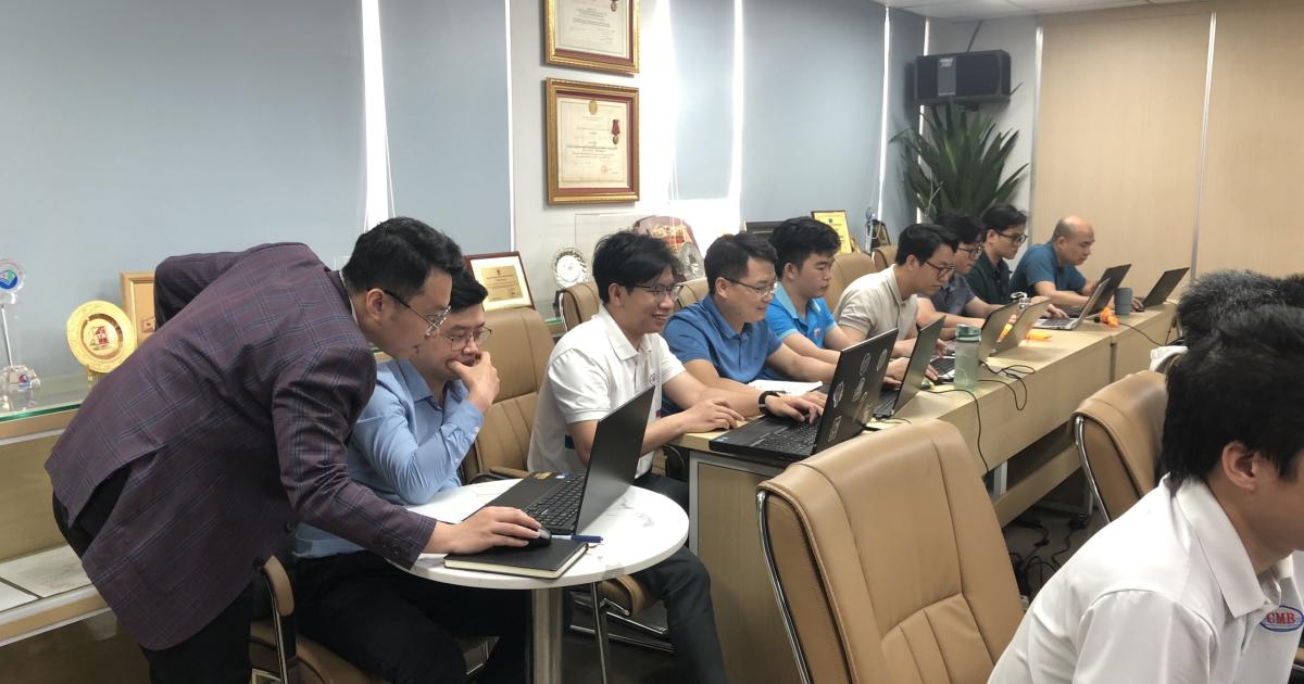 Giảng viên Lương Minh Thanh tận tình hướng dẫn các học viên