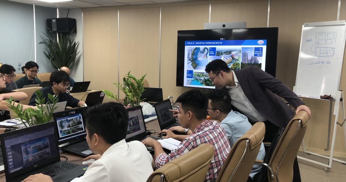 Giảng viên Lương Minh Thanh tận tình hướng dẫn các học viên