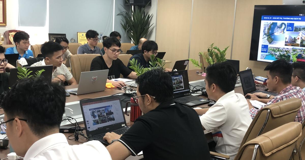 Học viên tập trung làm bài tập sau khi nắm được lý thuyết về cách sử dụng công cụ và tư duy làm báo cáo