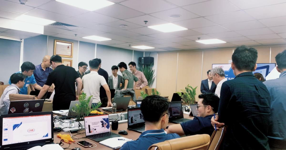 CBNV CMB tham gia hoạt động nhóm trong buổi học đầu tiên