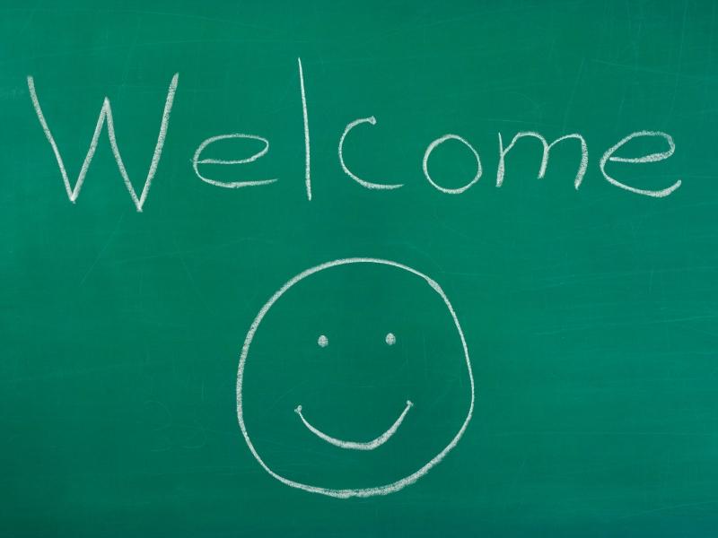 Hình ảnh slide lời chào thân quen với bảng xanh phấn trắng