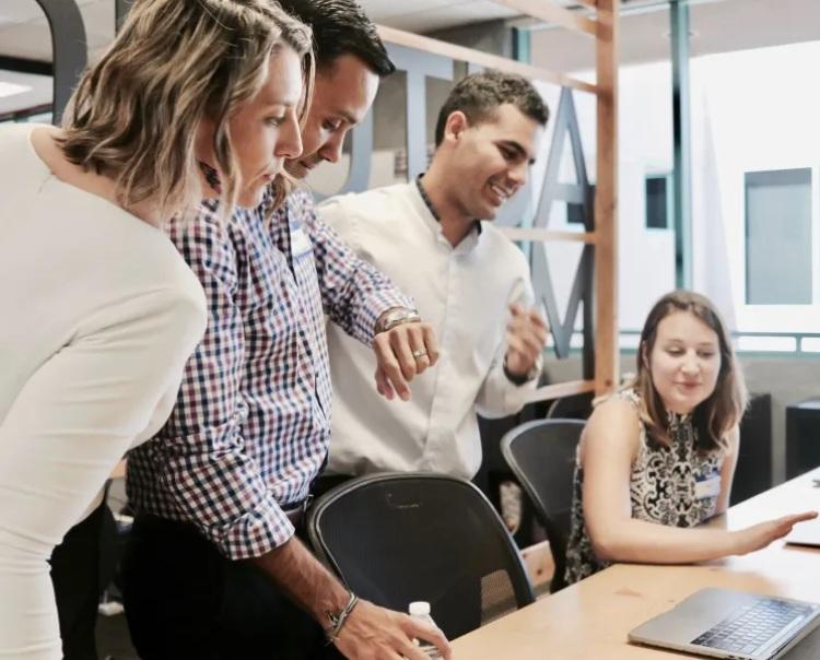 Dù là phê bình nhân viên nhưng cần có tính xây dựng để nhân viên ngày một hoàn thiện hơn