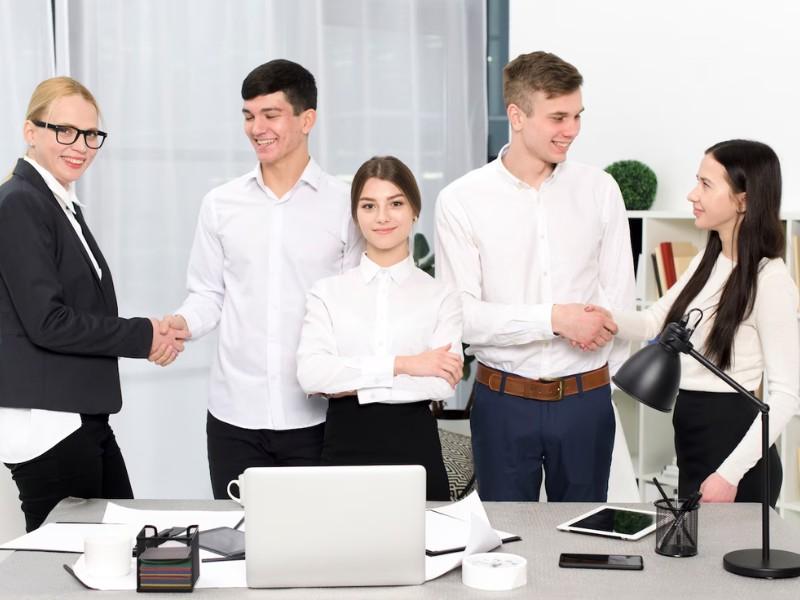 Nhân viên phù hợp với văn hóa sẽ thích nghi và hòa nhập với những giá trị cốt lõi, quy tắc ứng xử, thái độ và hành vi làm việc đặc trưng của tổ chức