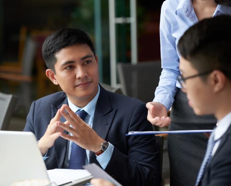 Biết cách lắng nghe người khác