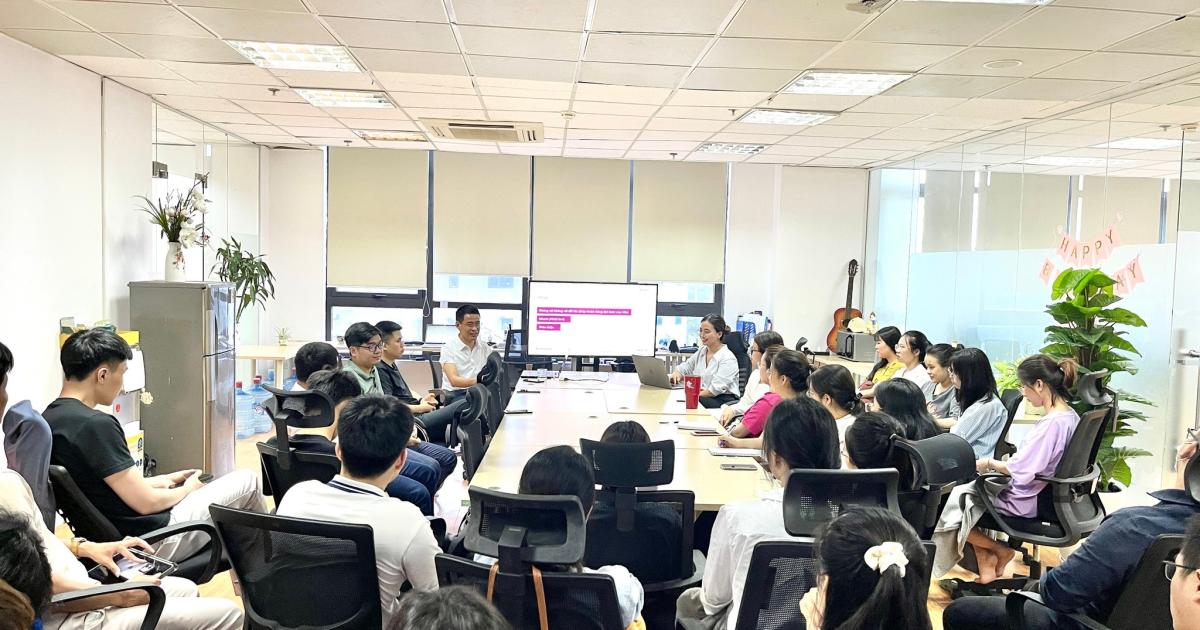 Truyền thông nội bộ là gì? Tầm quan trọng và ví dụ về truyền thông nội bộ