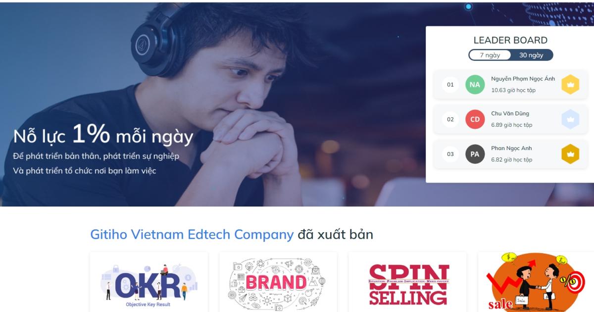 Nhân viên học tập mỗi ngày trên hệ thống học tập của công ty