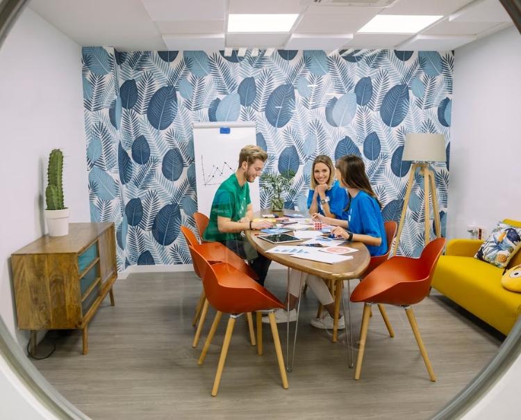 Tạo không gian để nhân viên được nói chuyện, tương tác và nghỉ ngơi sau những giây phút làm việc căng thẳng