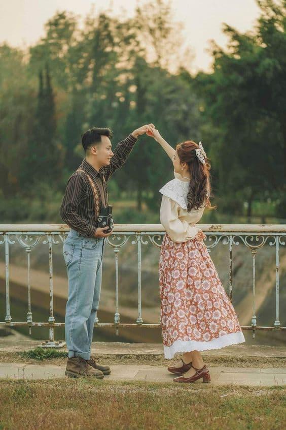 30+ kiểu tạo dáng chụp ảnh Tết cặp đôi đẹp lãng mạn