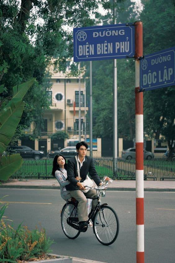 30+ kiểu tạo dáng chụp ảnh Tết cặp đôi đẹp lãng mạn