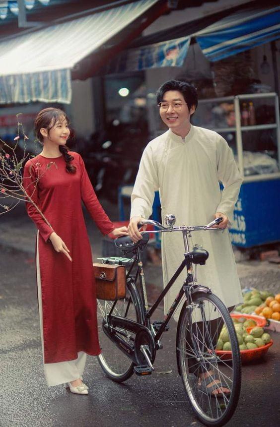 30+ kiểu tạo dáng chụp ảnh Tết cặp đôi đẹp lãng mạn