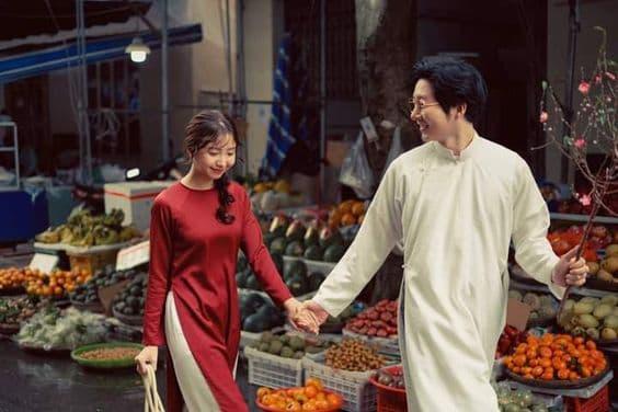 30+ kiểu tạo dáng chụp ảnh Tết cặp đôi đẹp lãng mạn