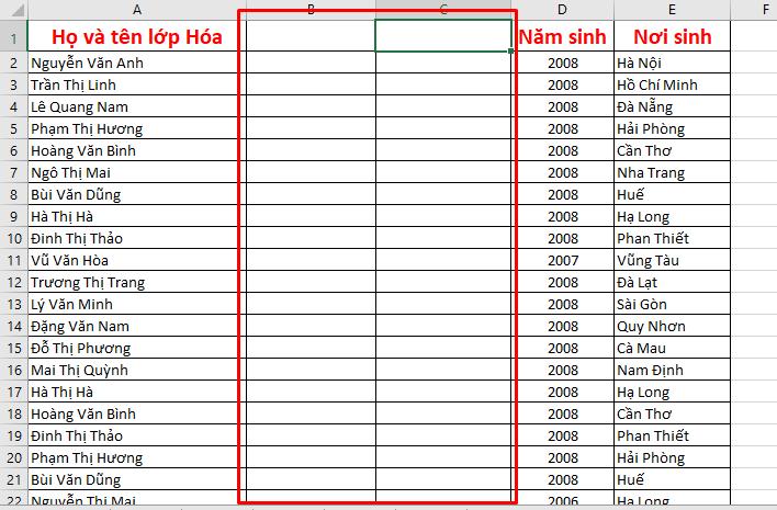 Thêm 2 cột mới bên cạnh cột muốn chia dữ liệu