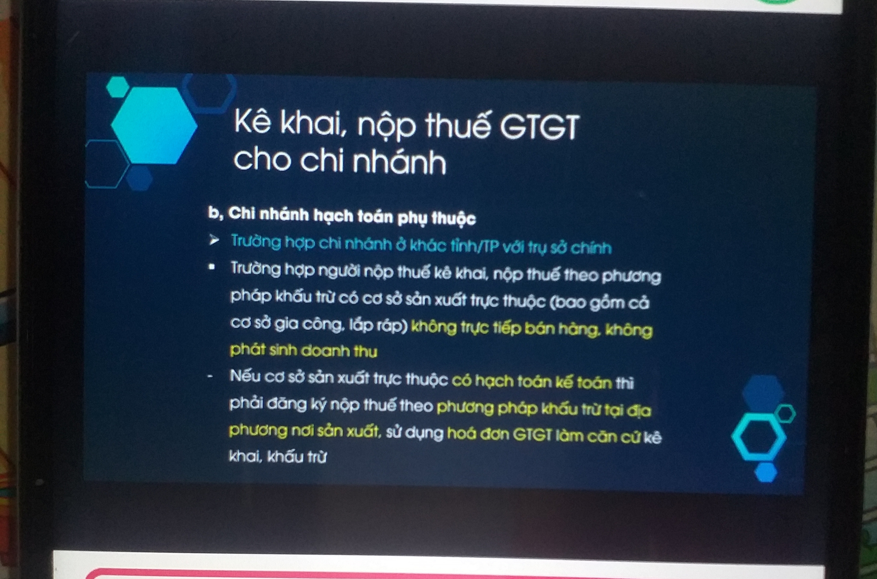 Giảng viên cho em hỏi: khi mà các cơ sở sản xuất trực thuộc xuất hàng cho các chi nhánh khác hoặc xuất cho trụ sở chính thì giống như luân chuyển nội bộ thì sao lại phải xuất hóa đơn vat ạ?  